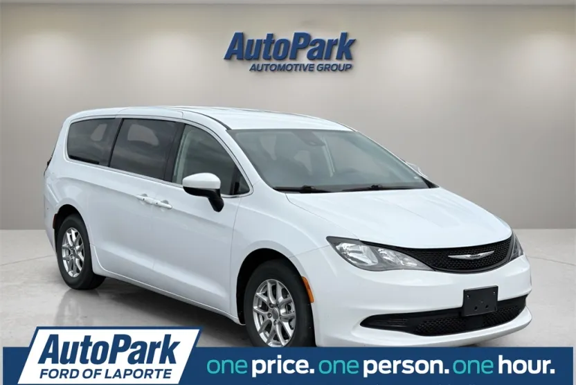 2023 Chrysler Voyager LX photo 1