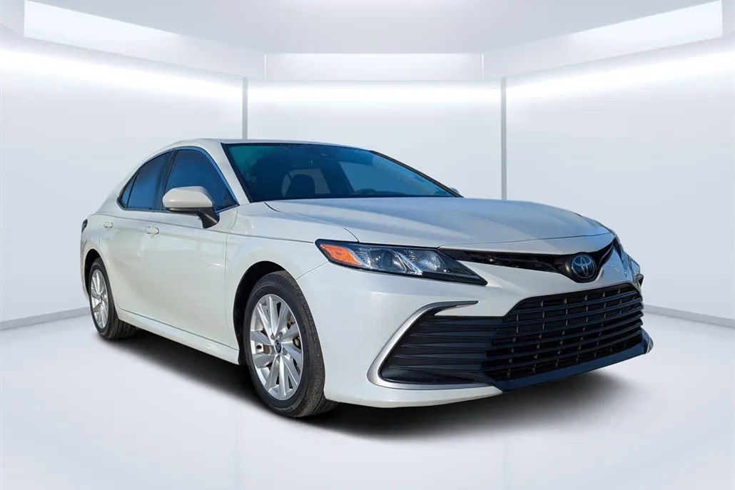 2022 Toyota Camry LE photo 1