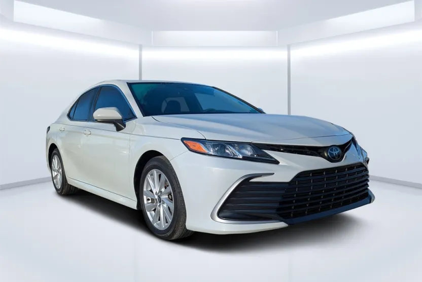 2022 Toyota Camry LE photo 1