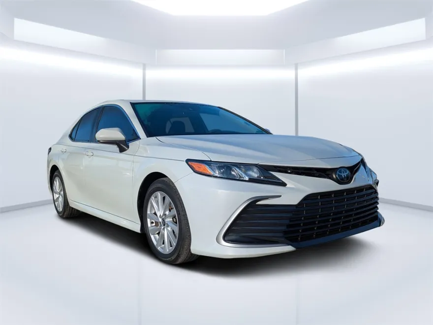2022 Toyota Camry LE photo 1