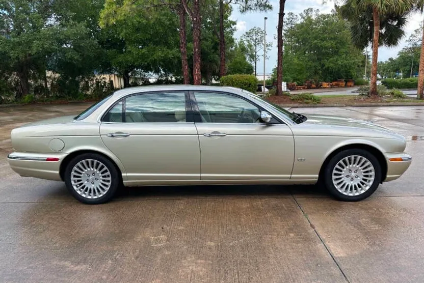 2007 Jaguar XJ Vanden Plas photo 1