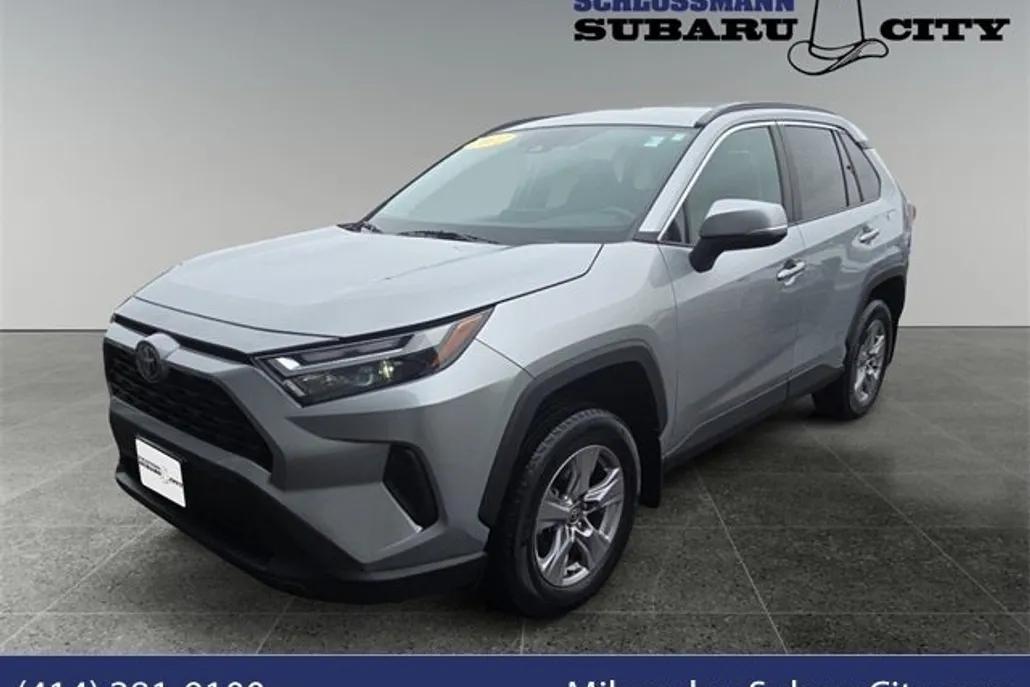 2022 Toyota RAV4 XLE photo 1