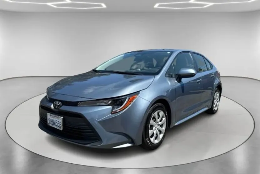 2023 Toyota Corolla LE photo 1