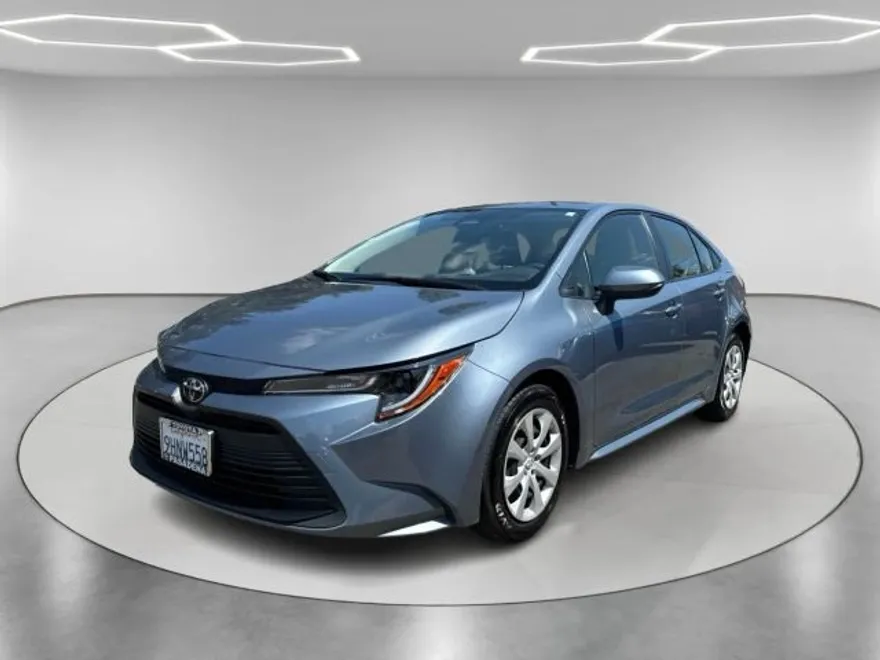2023 Toyota Corolla LE photo 1