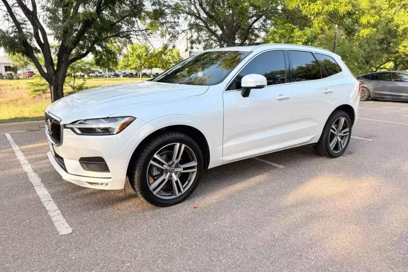 2021 Volvo XC60 T5 Momentum photo 1