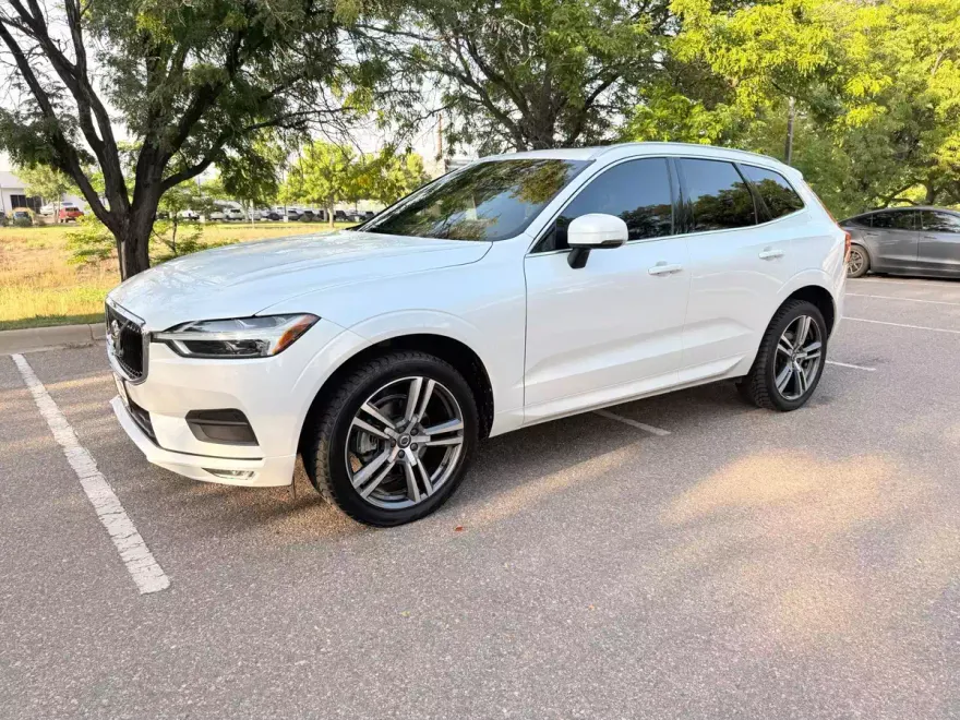 2021 Volvo XC60 T5 Momentum photo 1