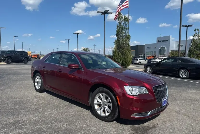 2023 Chrysler 300 Touring photo 1