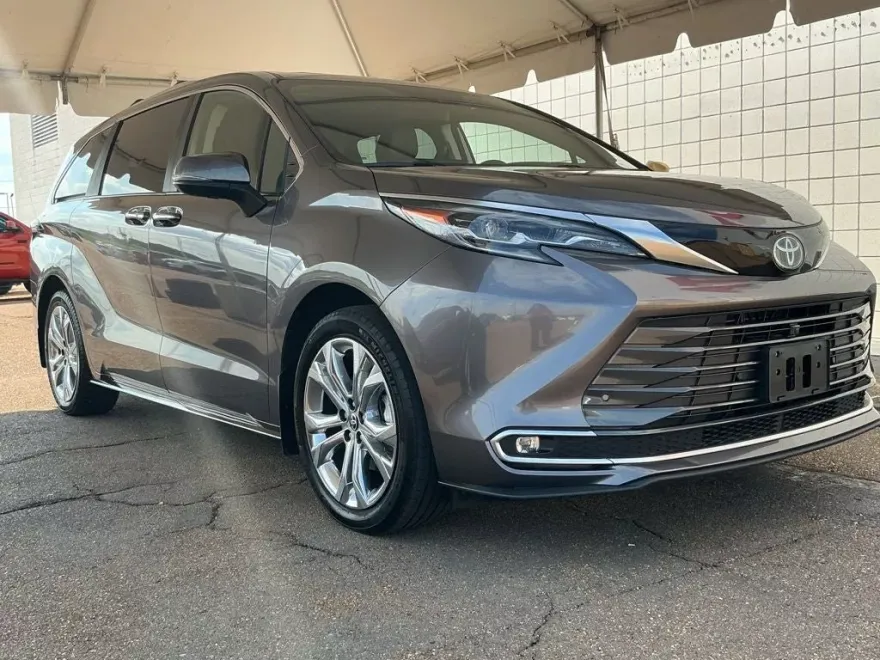 2024 Toyota Sienna Platinum photo 1
