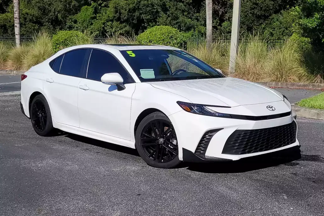 2025 Toyota Camry SE photo 1