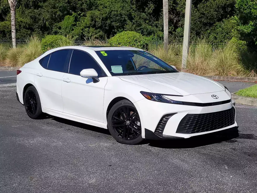 2025 Toyota Camry SE photo 1