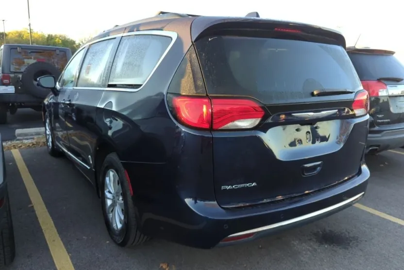 2017 Chrysler Pacifica Touring L photo 1