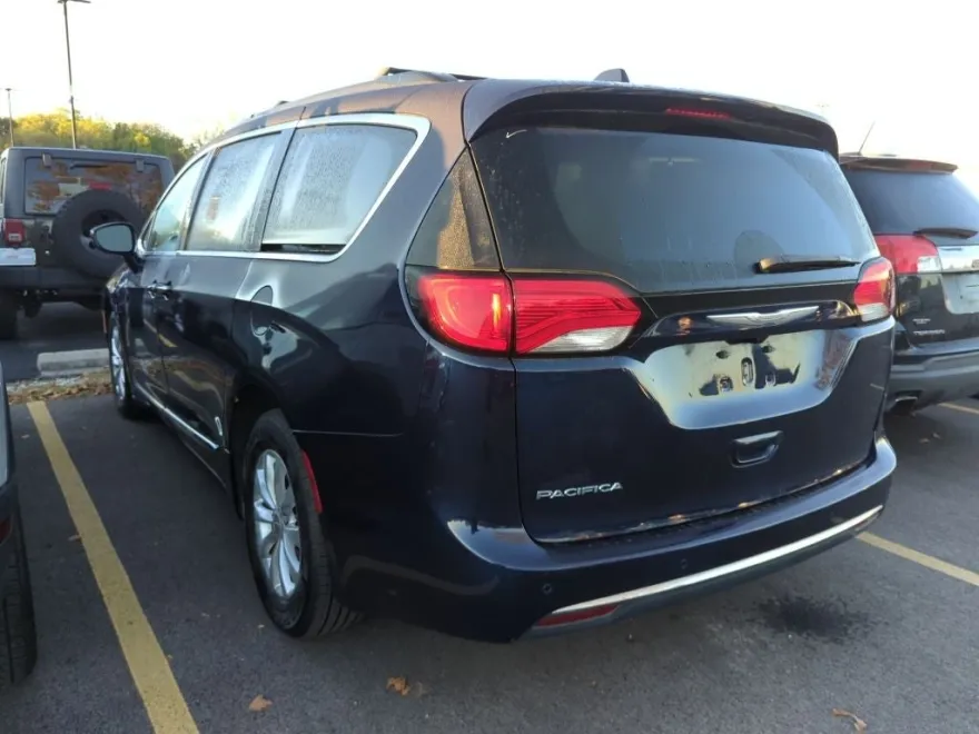 2017 Chrysler Pacifica Touring L photo 1