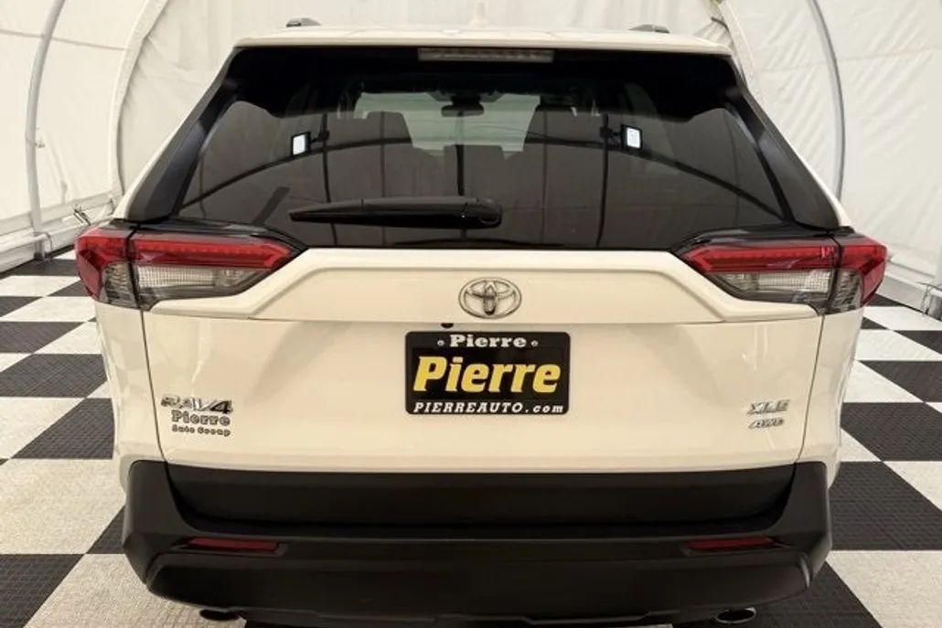 2023 Toyota RAV4 XLE photo 1