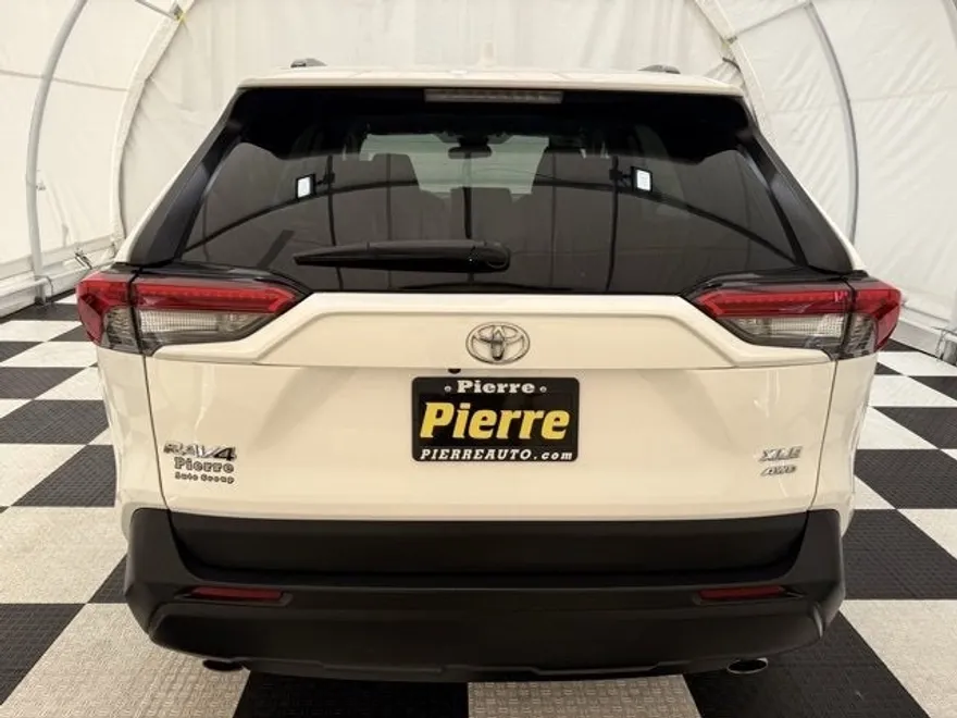 2023 Toyota RAV4 XLE photo 1