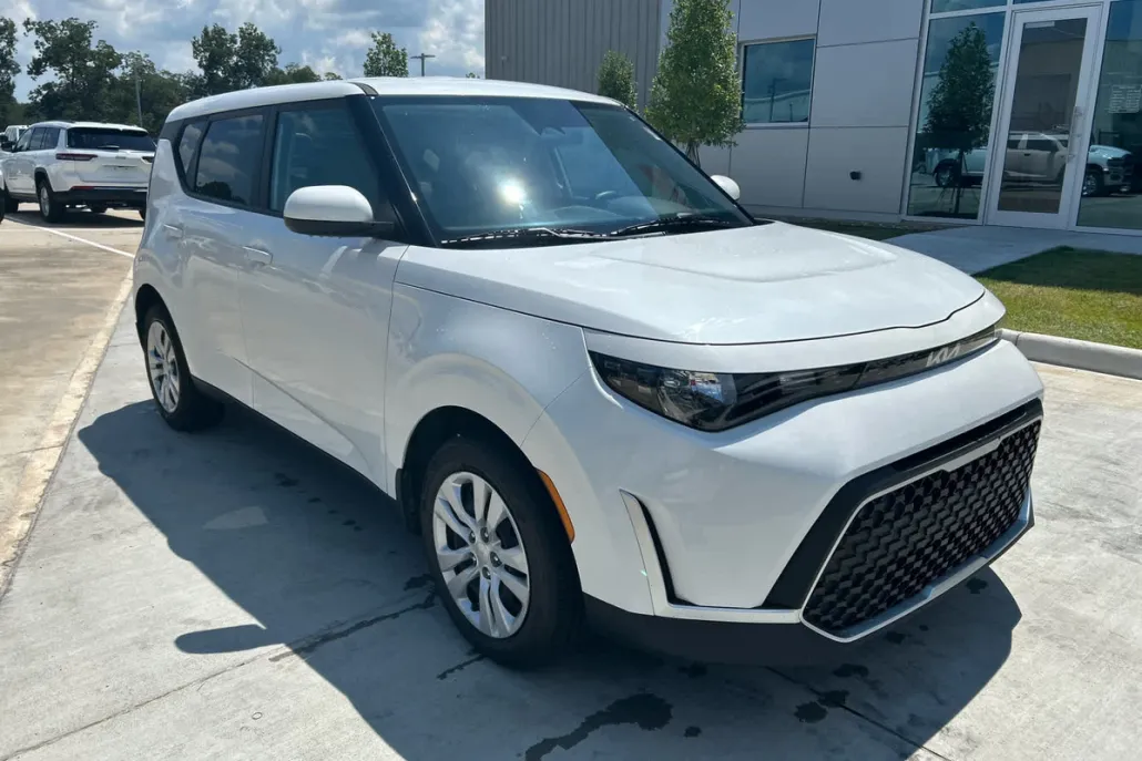 2024 Kia Soul LX photo 1