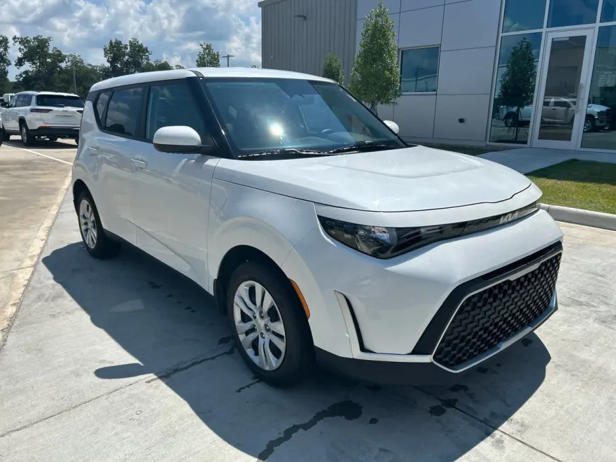 2024 Kia Soul LX photo 1