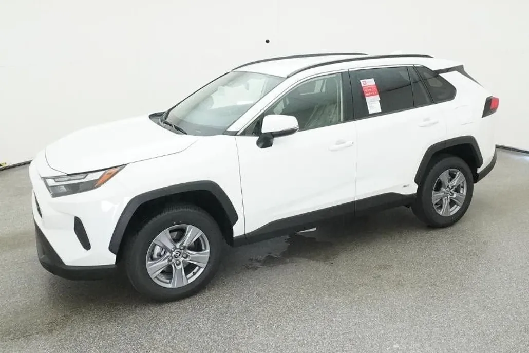 2025 Toyota RAV4 Hybrid LE photo 1