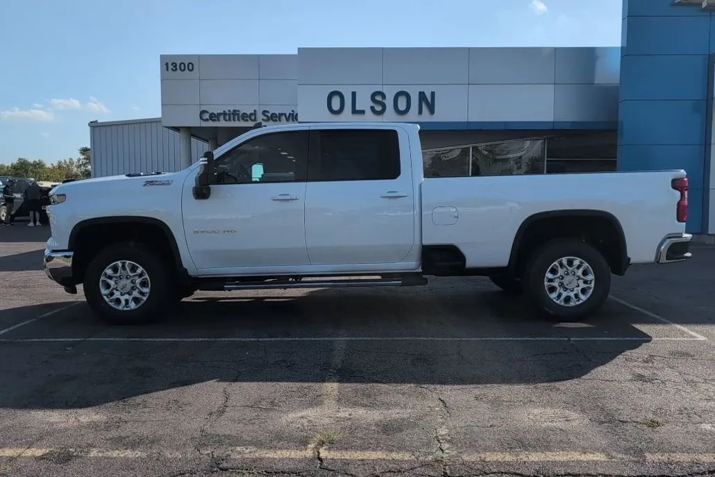 2026 Chevrolet Silverado 3500HD LT photo 1