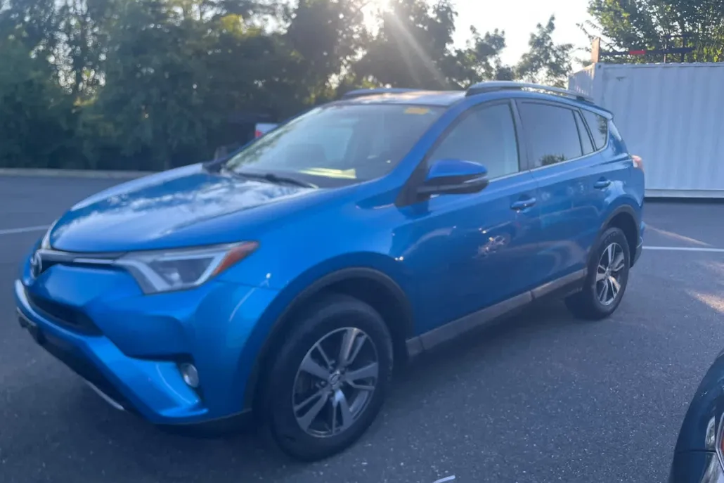 2016 Toyota RAV4 XLE photo 1