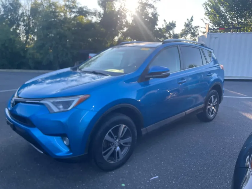 2016 Toyota RAV4 XLE photo 1