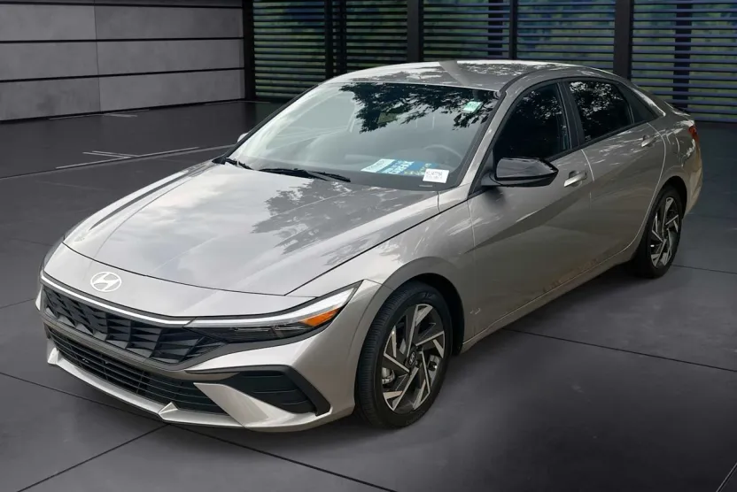 2025 Hyundai Elantra SEL Sport photo 1