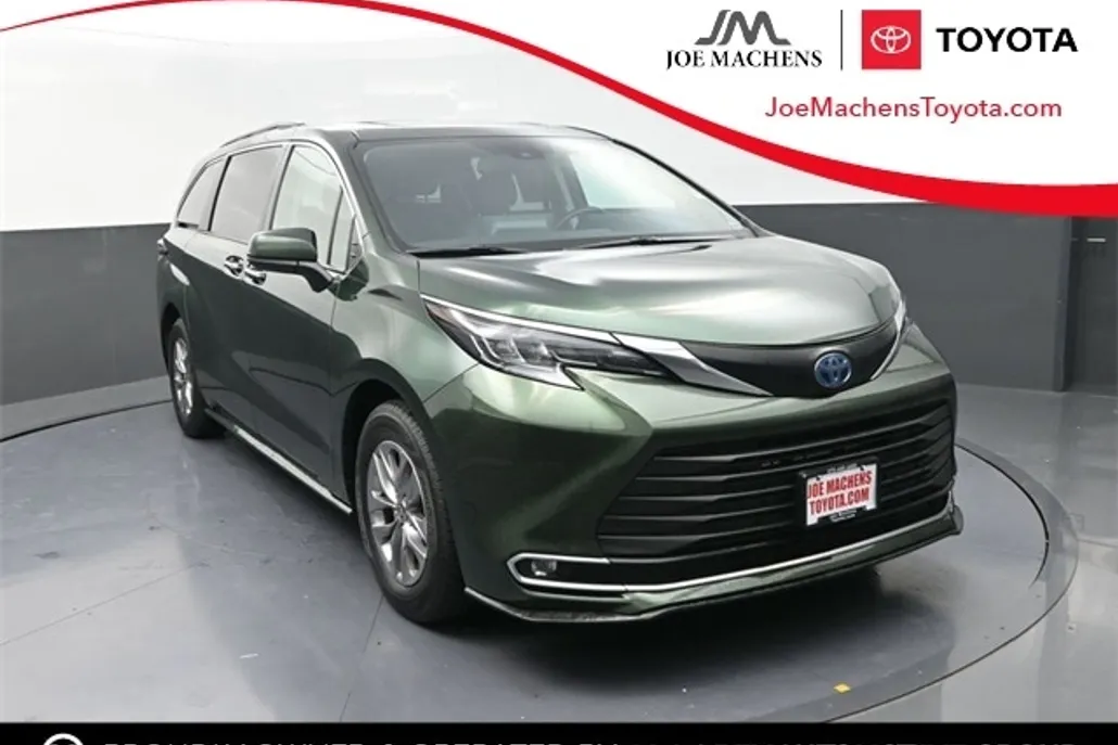 2024 Toyota Sienna XLE photo 1