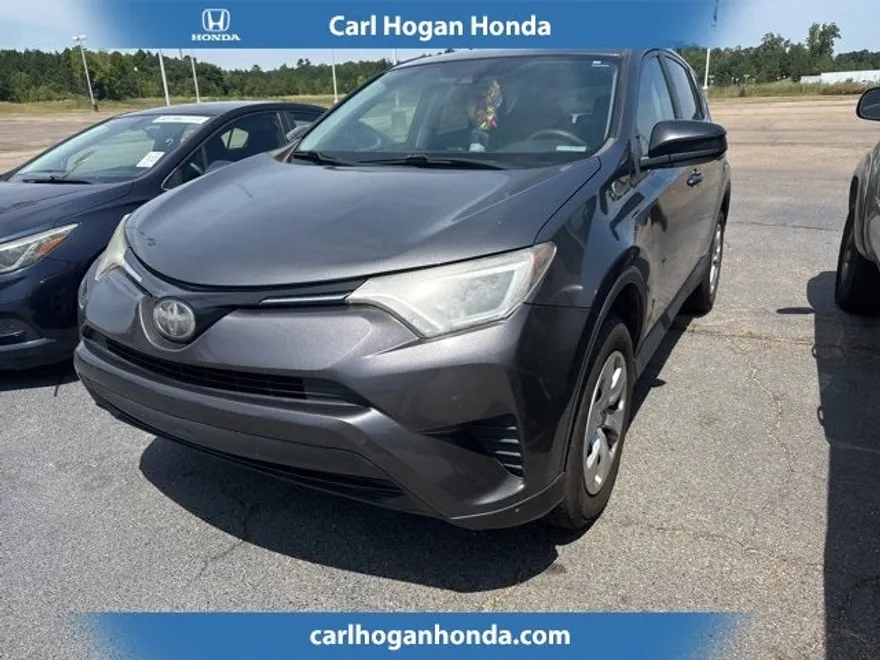 2018 Toyota RAV4 LE photo 1