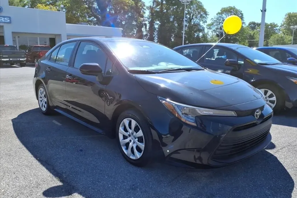 2024 Toyota Corolla LE photo 1