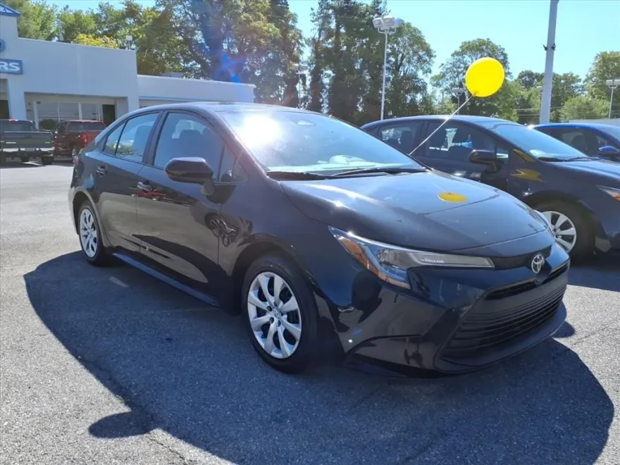 2024 Toyota Corolla LE photo 1