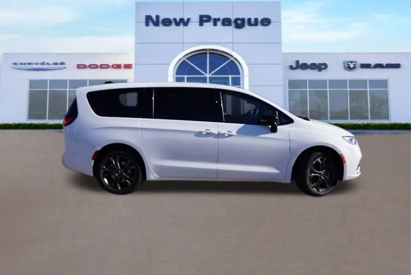 2026 Chrysler Pacifica photo 1
