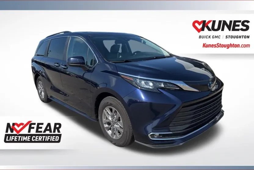2024 Toyota Sienna XLE photo 1