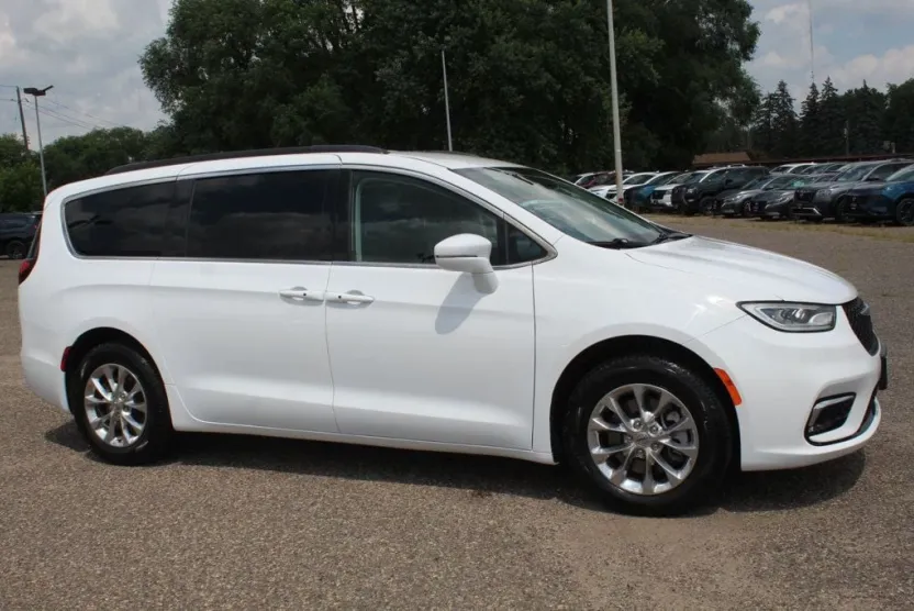 2022 Chrysler Pacifica Touring L photo 1