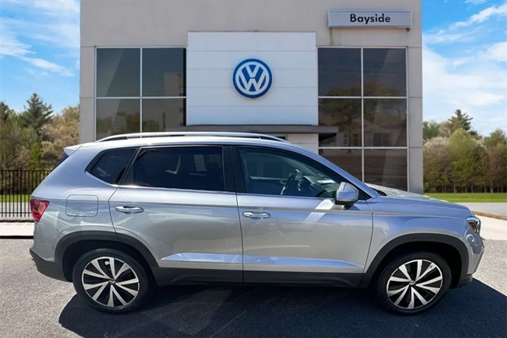 2022 Volkswagen Taos SE photo 1