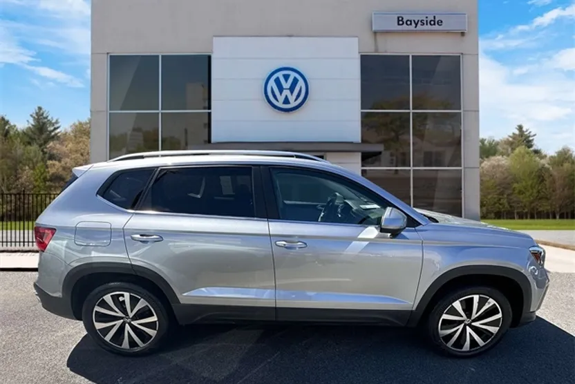 2022 Volkswagen Taos SE photo 1