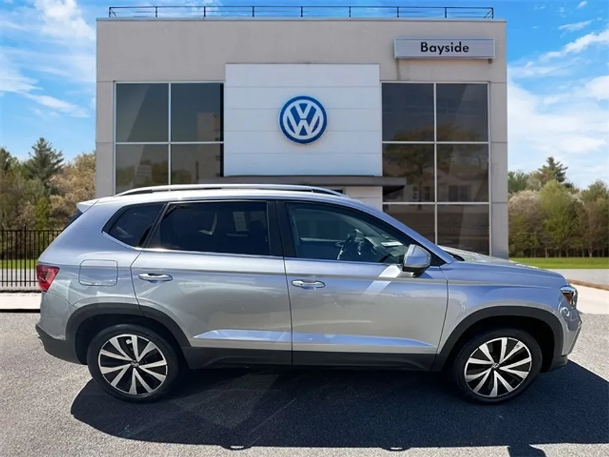 2022 Volkswagen Taos SE photo 1