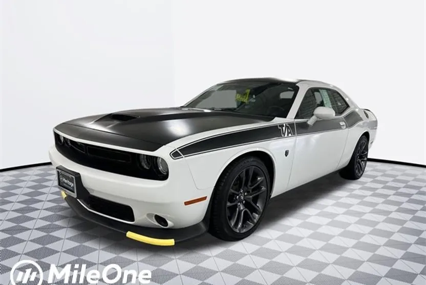 2023 Dodge Challenger R/T photo 1