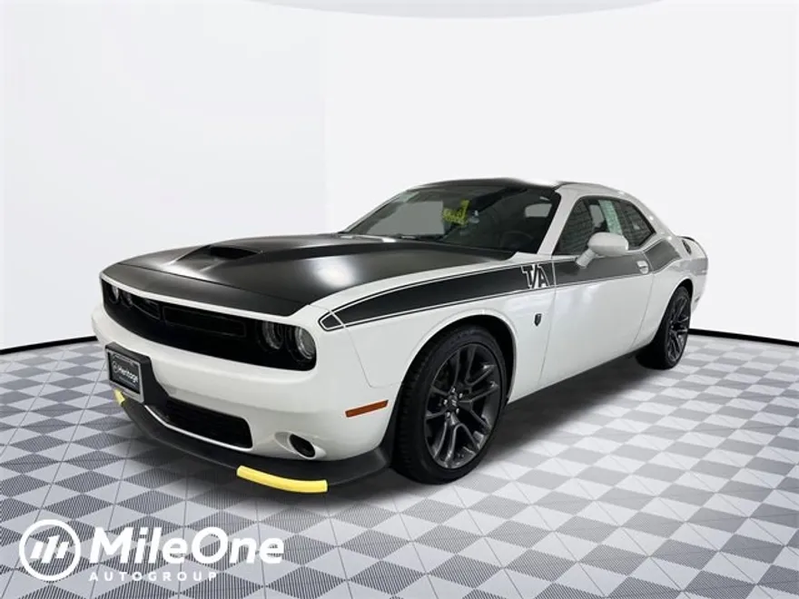 2023 Dodge Challenger R/T photo 1