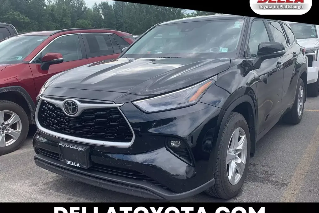 2023 Toyota Highlander LE photo 1