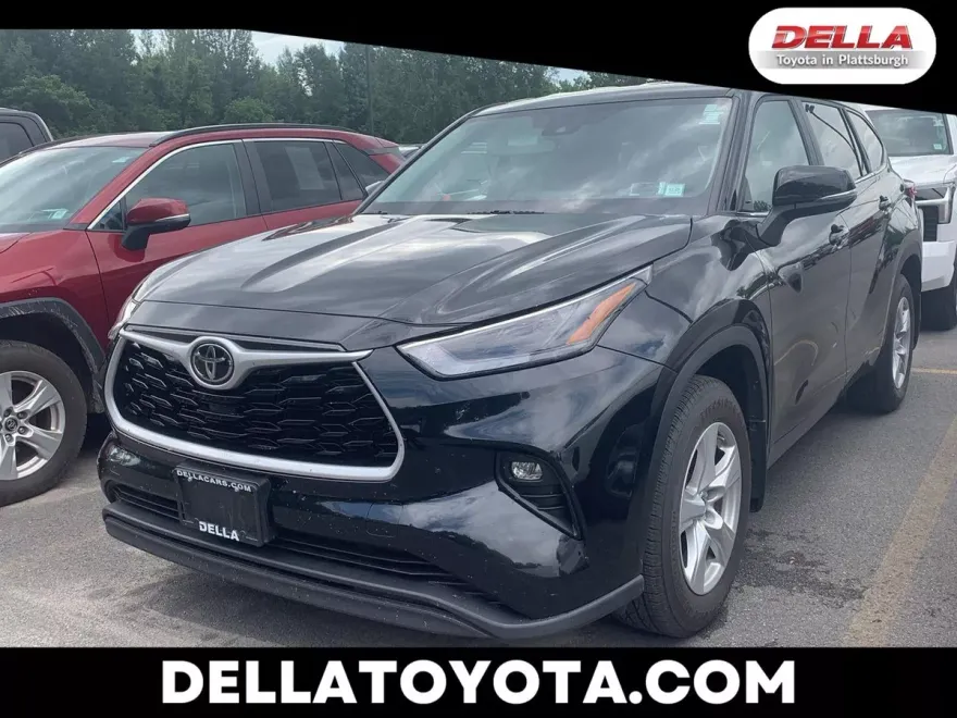 2023 Toyota Highlander LE photo 1