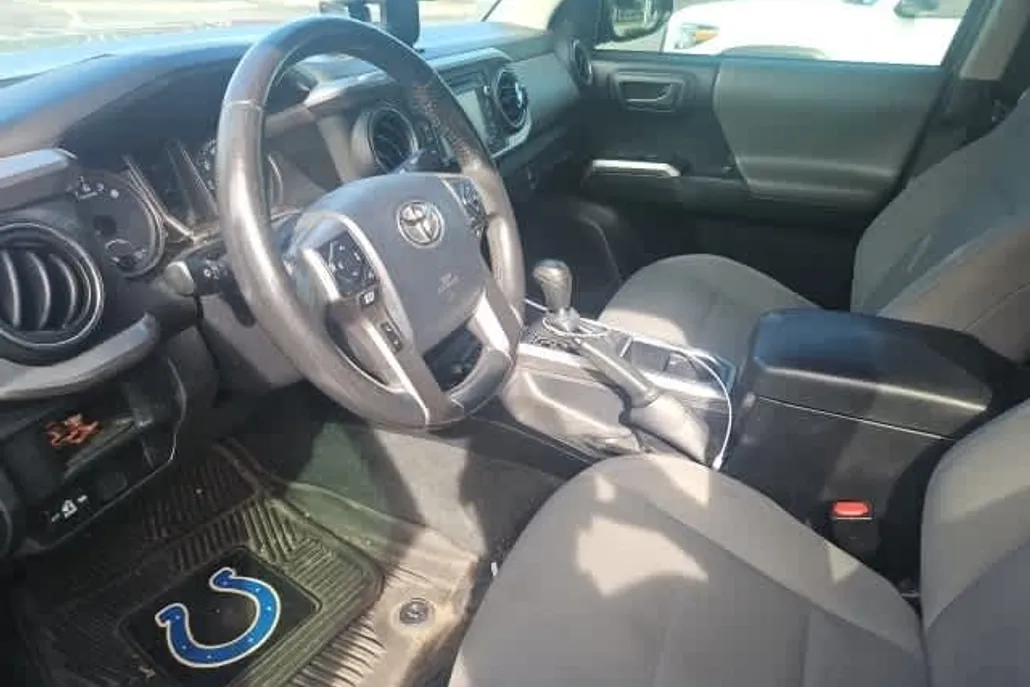 2016 Toyota Tacoma SR5 photo 1
