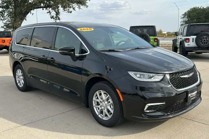 2026 Chrysler Pacifica photo 1