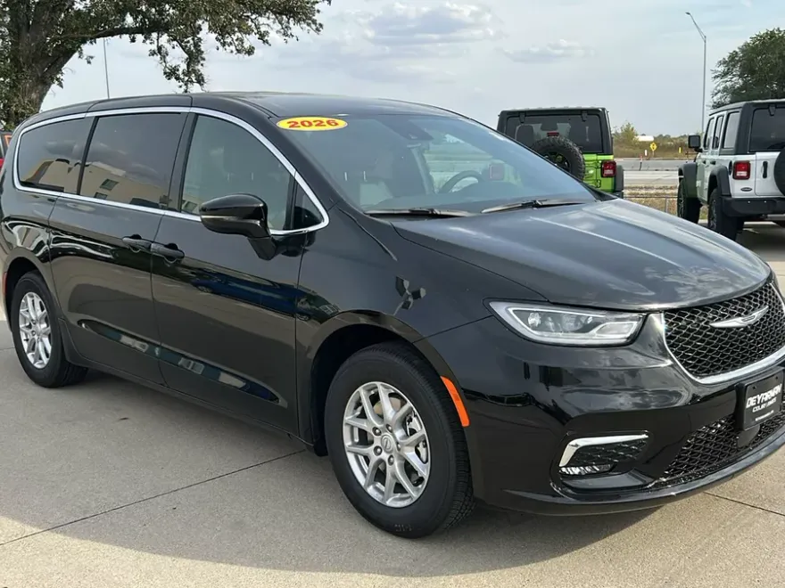 2026 Chrysler Pacifica photo 1