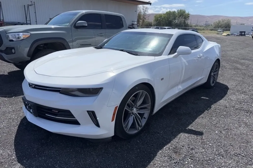 2017 Chevrolet Camaro 1LT photo 1