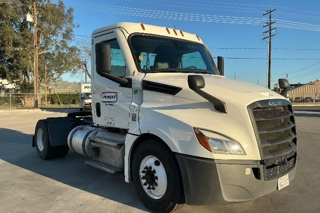 2022 Freightliner Cascadia 126" Day cab photo 1