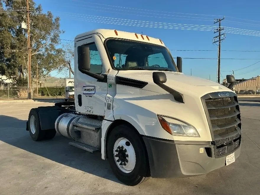 2022 Freightliner Cascadia 126" Day cab photo 1