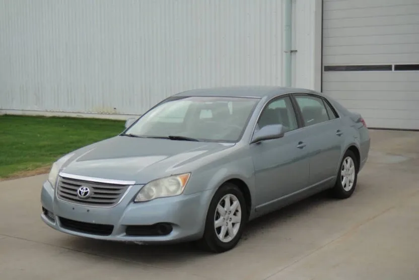 2010 Toyota Avalon XLS photo 1