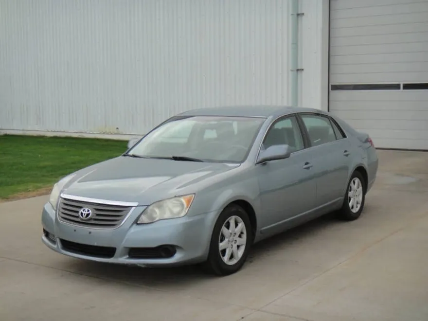 2010 Toyota Avalon XLS photo 1