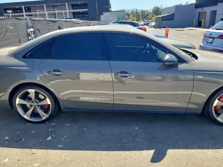 2023 Audi A4 S line Quattro Premium Plus photo 4