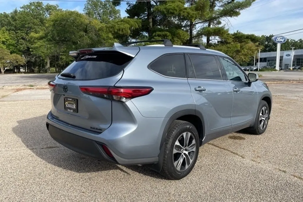 2022 Toyota Highlander XLE photo 1
