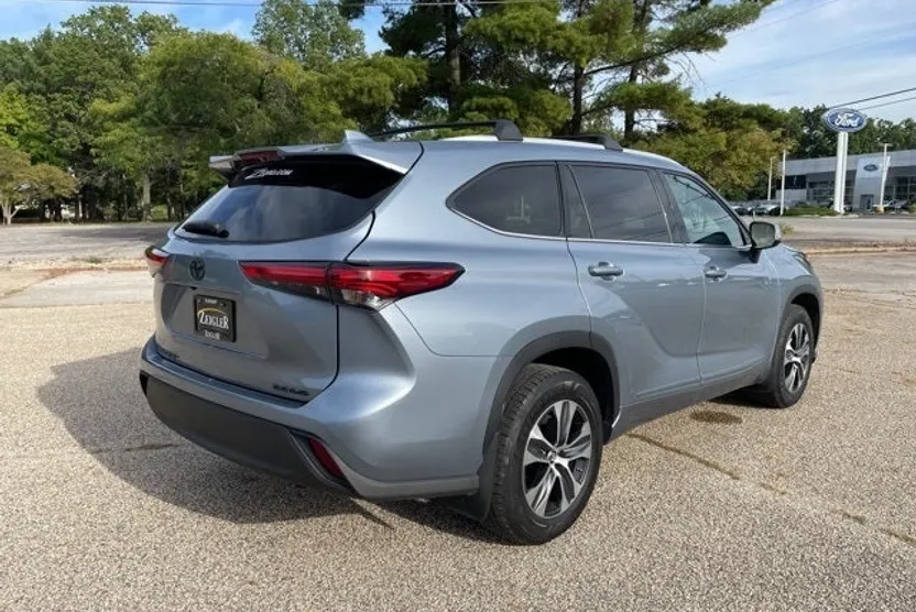 2022 Toyota Highlander XLE photo 1